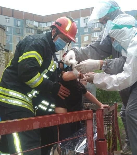 Застрял в заборе: в Черкассах спасатели освободили мальчика из «ловушки», где он травмировал руку 1
