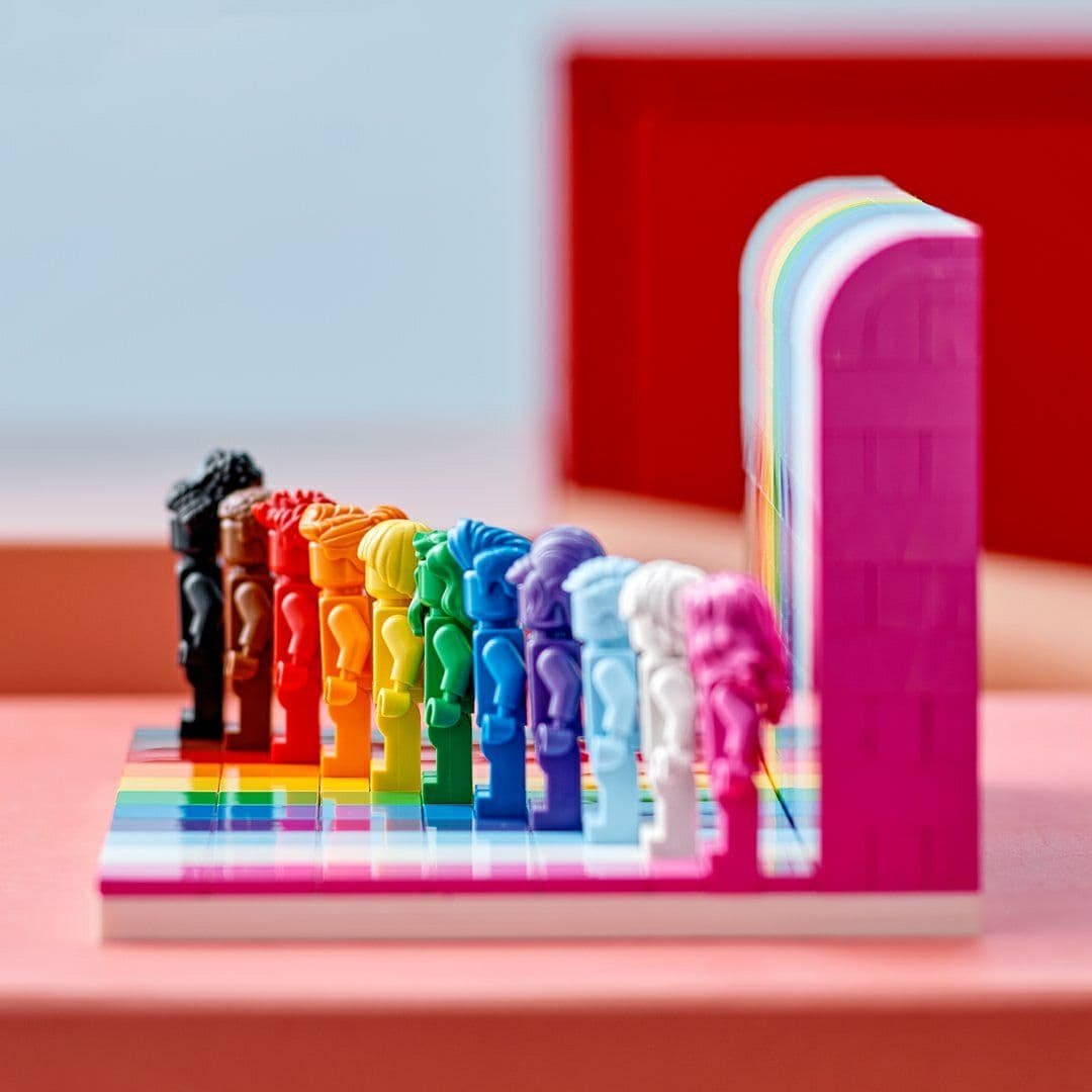 Lego выпустит свой первый ЛГБТ-набор 3