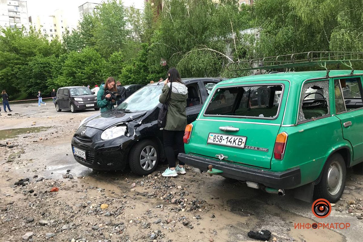 В Киеве из-за прорыва трубы повреждены машины В Киеве из-за прорыва трубы повреждены машины