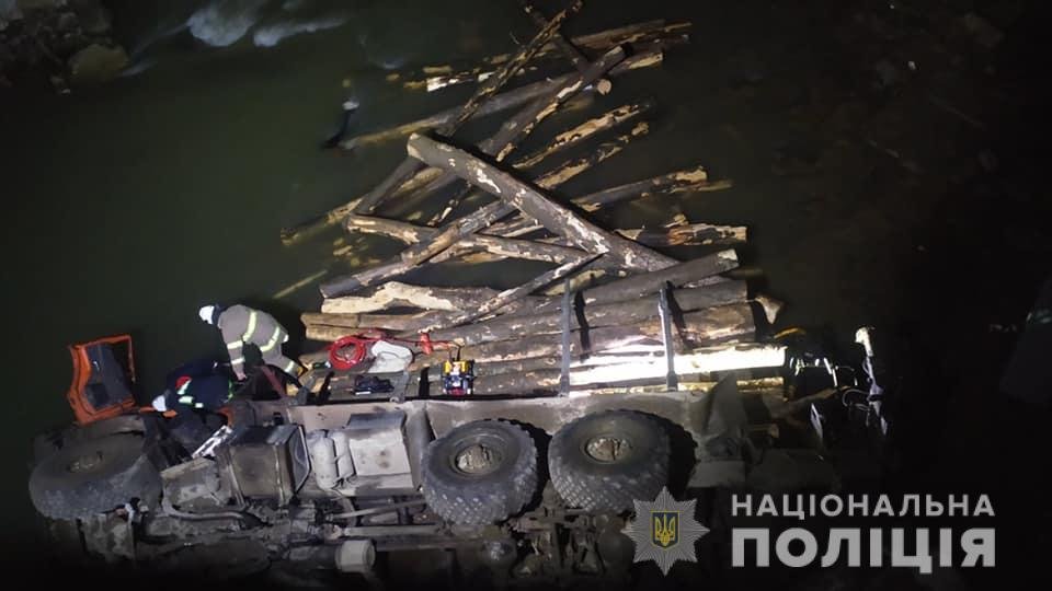 В Ивано-Франковской области грузовик упал с моста в реку, два человека погибли 1