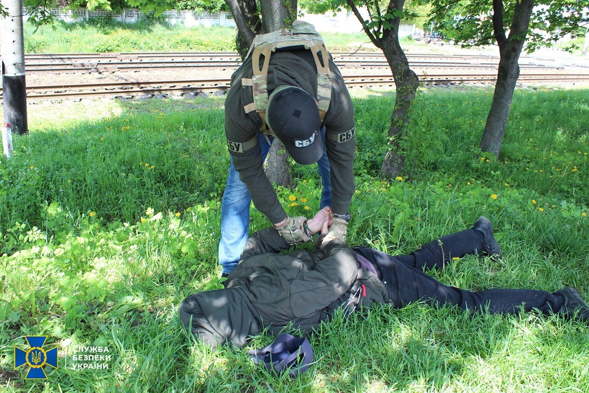 Силовики задержали российского агента во время фотографирования колонны техники украинских военных 1
