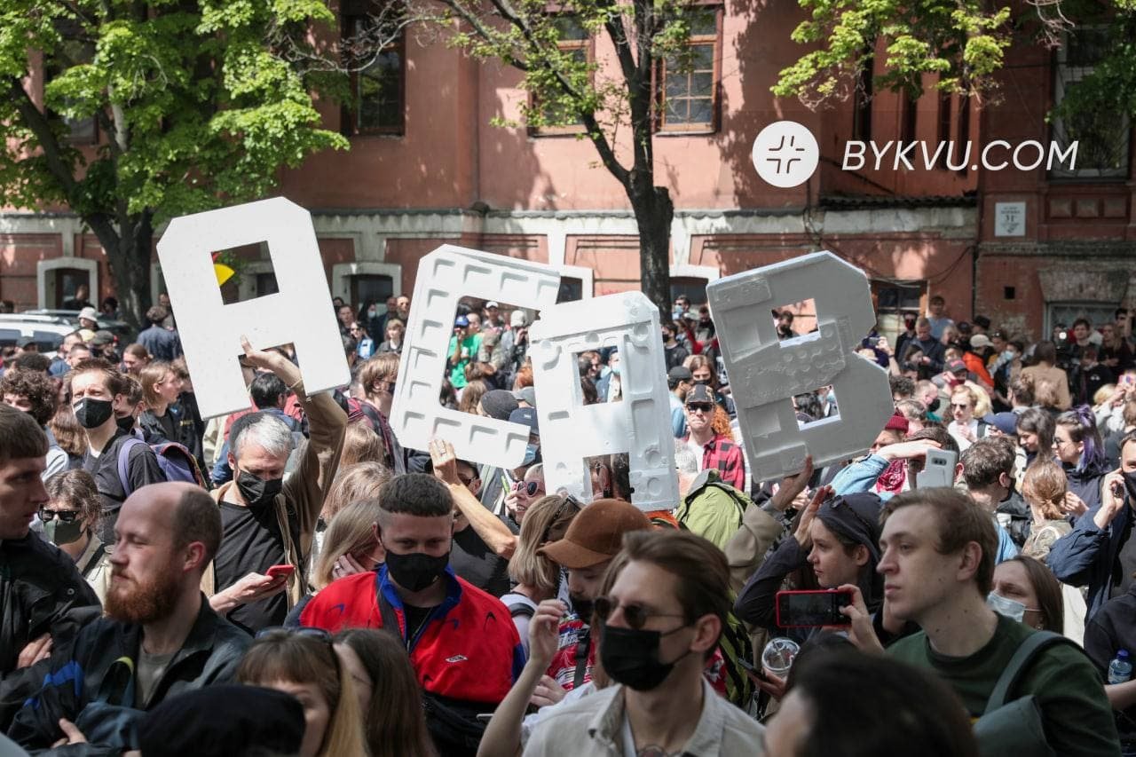 У Києві проходить акція проти "поліцейського сафарі". Причиною стало побиття художника 7