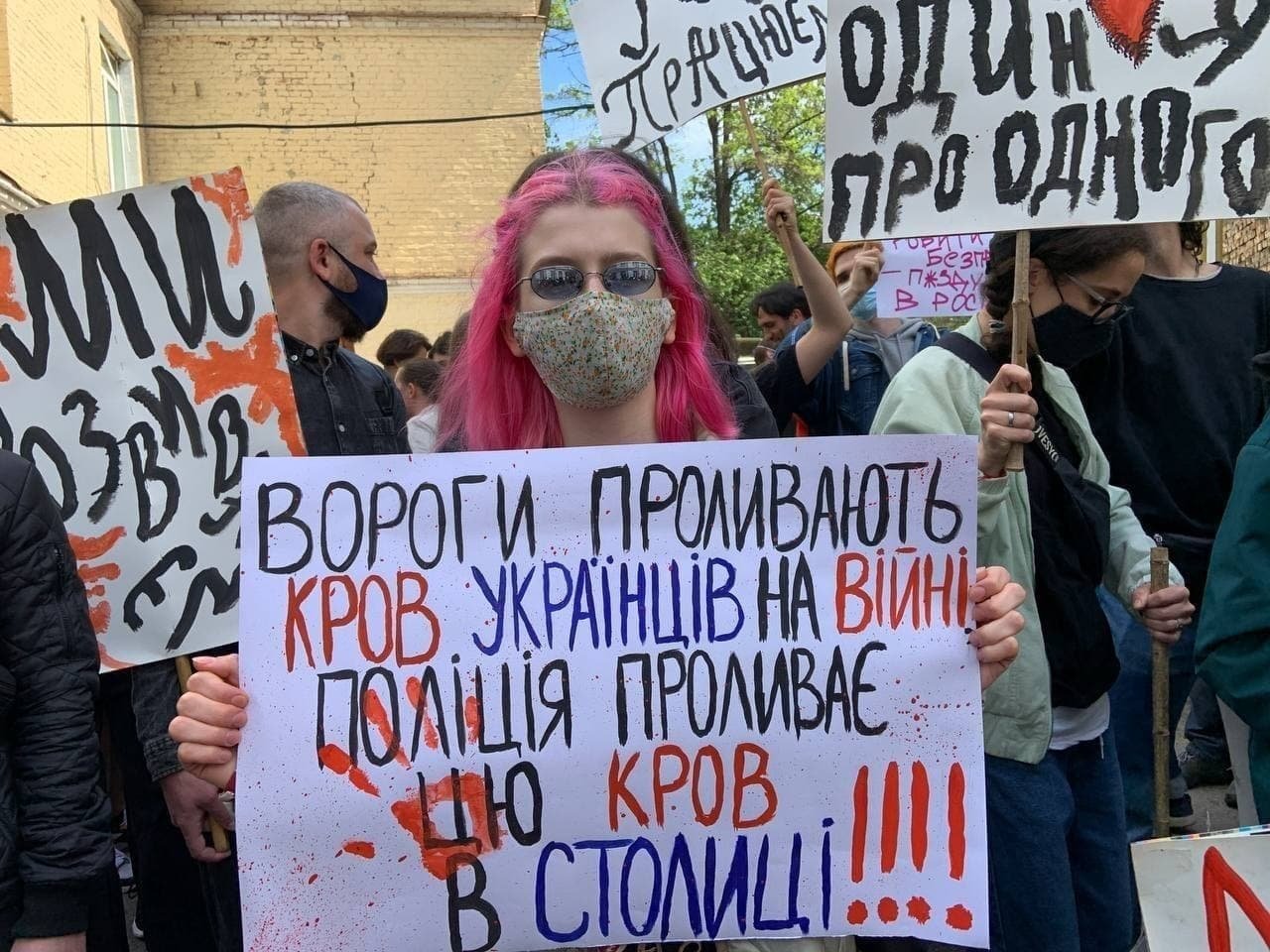 У Києві проходить акція проти "поліцейського сафарі". Причиною стало побиття художника 8