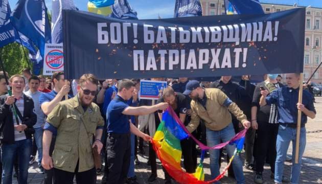 У Києві одночасно пройшли два марші — на підтримку трансгендерів і проти них 2
