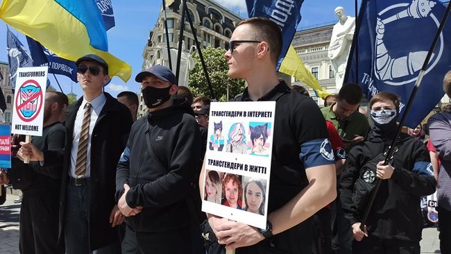 У Києві одночасно пройшли два марші — на підтримку трансгендерів і проти них 6