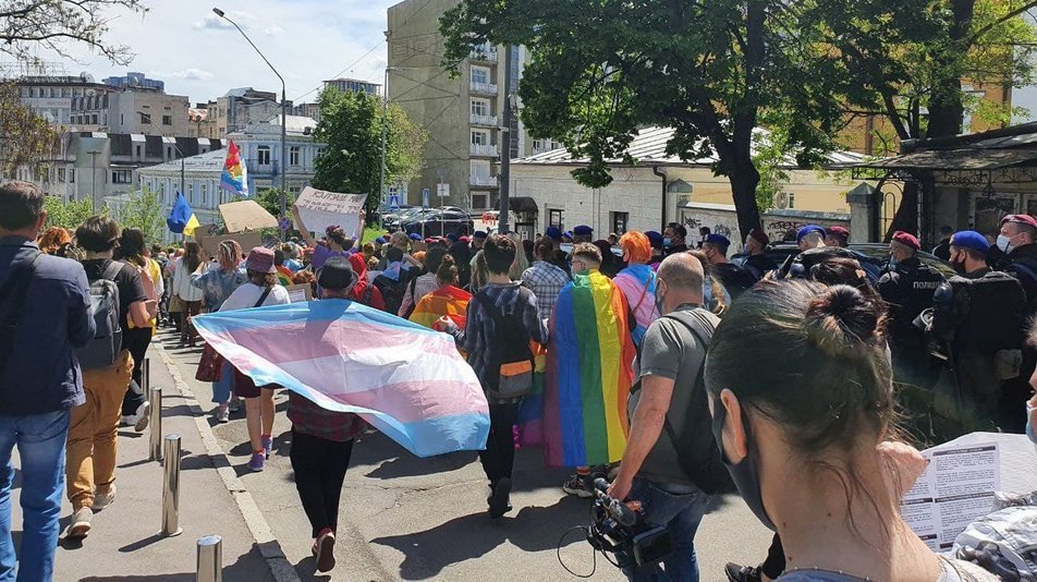 У Києві одночасно пройшли два марші — на підтримку трансгендерів і проти них 4
