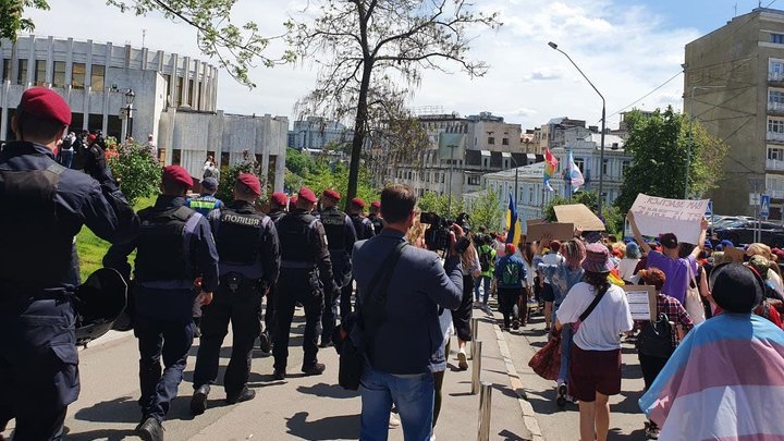 У Києві одночасно пройшли два марші — на підтримку трансгендерів і проти них 5