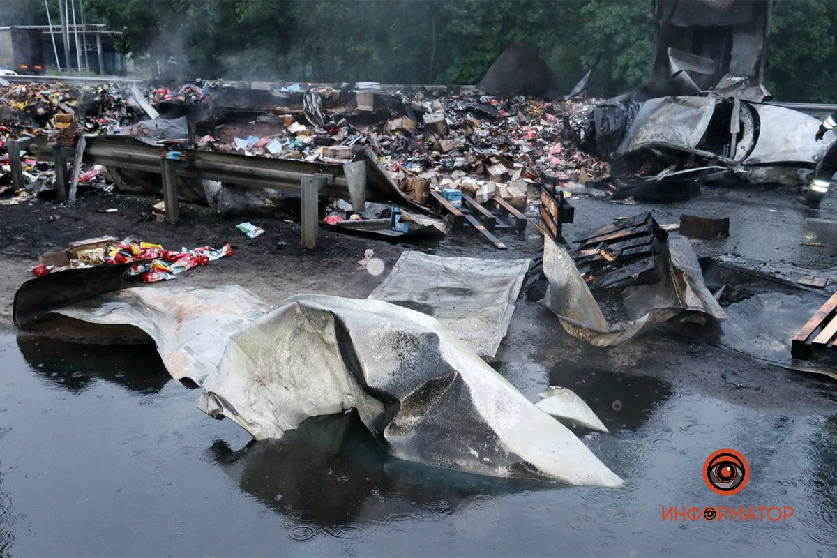 Столкнулись Volkswagen и фура Столкнулись Volkswagen и фура