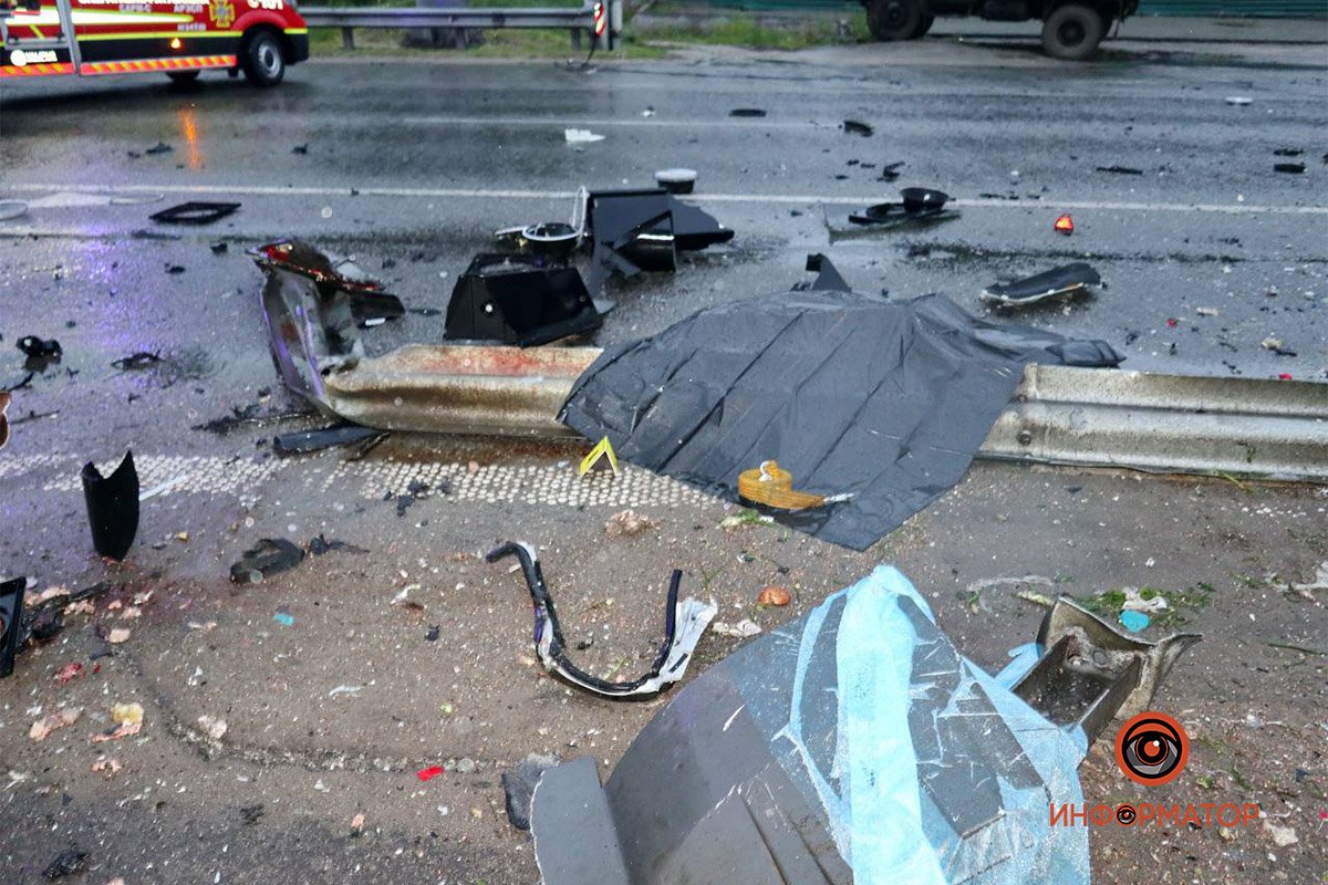 Два человека, которые были в легковушке, погибли Два человека, которые были в легковушке, погибли