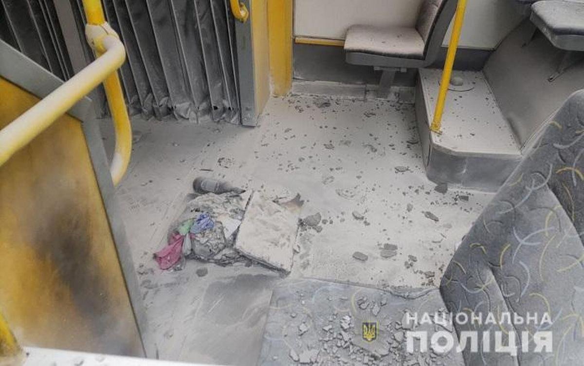 Мужчина бросил бутылку в автобус Мужчина бросил бутылку в автобус