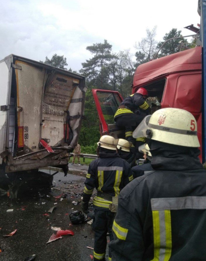 В Киеве в масштабное ДТП с фурами попали грузовики с десятками нацгвардейцев 1