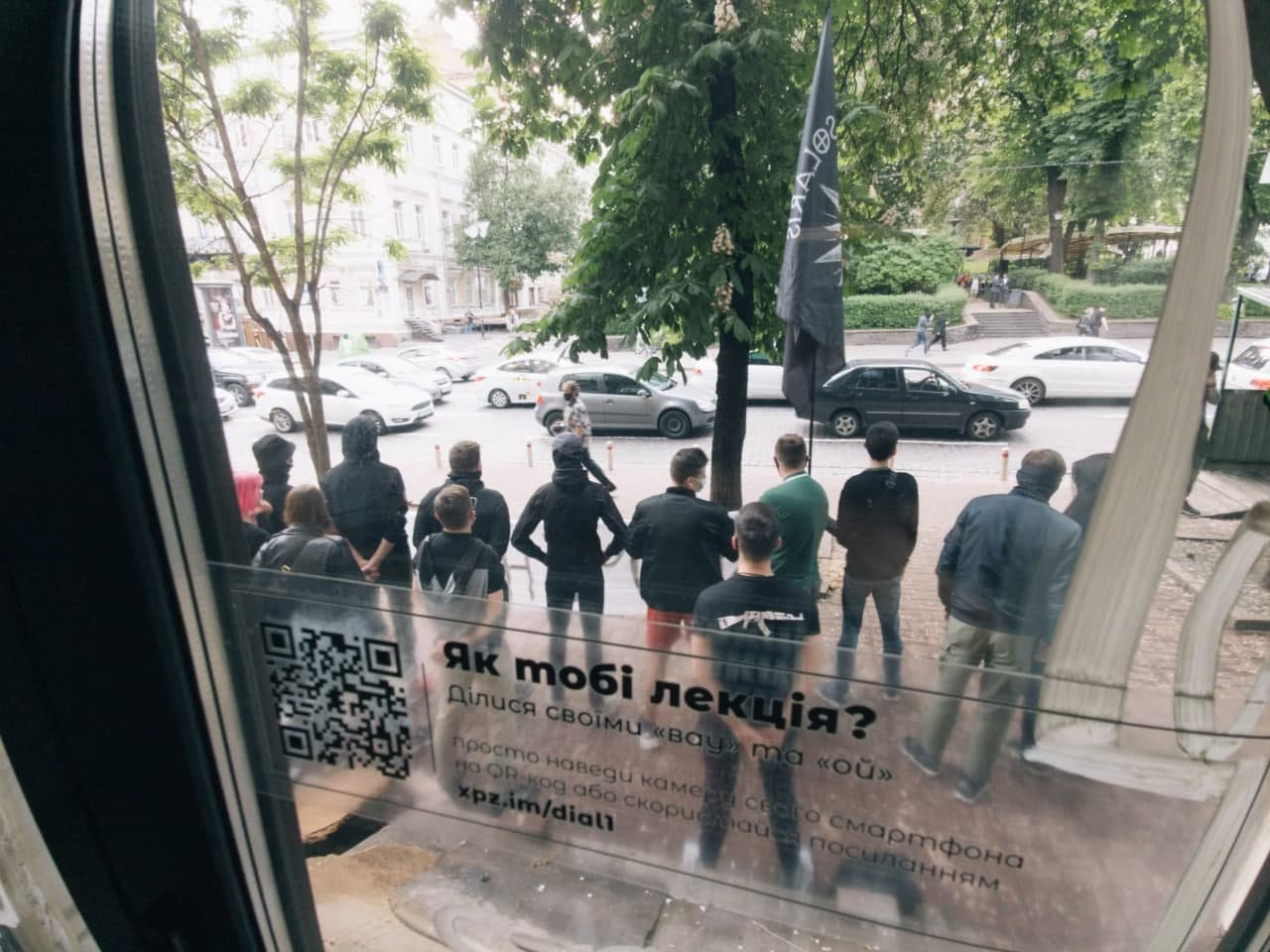 В Киеве хулиганы с фаерами сорвали пресс-показ фильма про ЛГБТ: посетители получили ожоги глаз 4