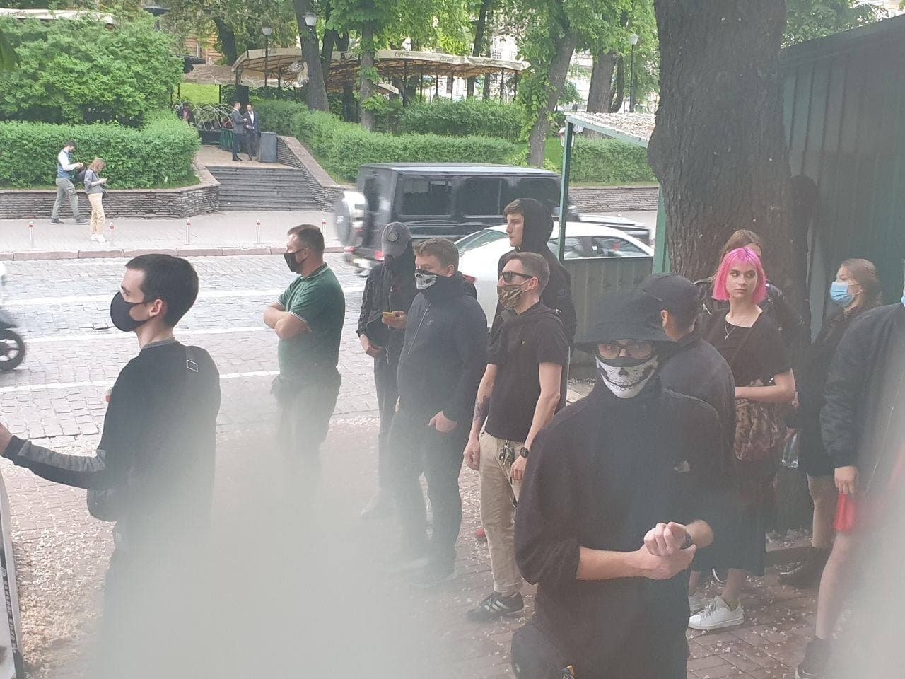 В Киеве хулиганы с фаерами сорвали пресс-показ фильма про ЛГБТ: посетители получили ожоги глаз 6