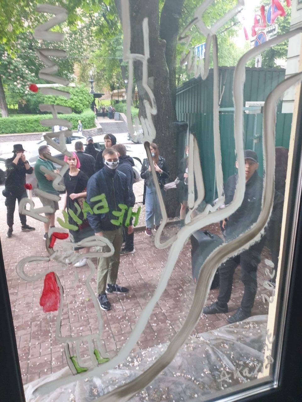 В Киеве хулиганы с фаерами сорвали пресс-показ фильма про ЛГБТ: посетители получили ожоги глаз 7