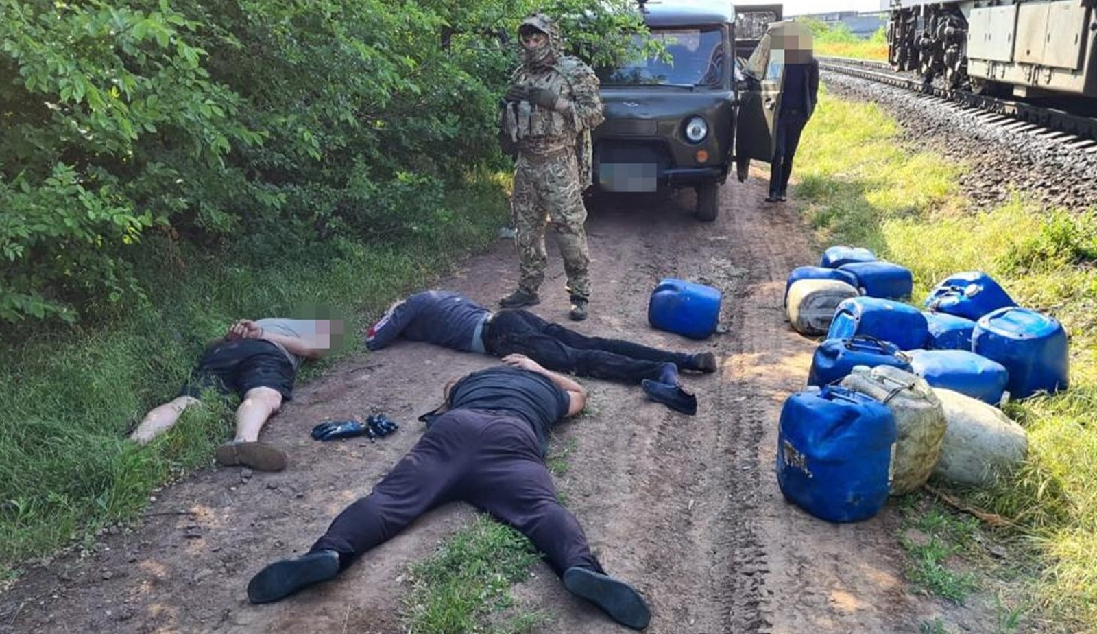 В Николаеве чиновники «Укрзалізниці» разворовывали дизтопливо на десятки миллионов гривен. Их задержала СБУ 4