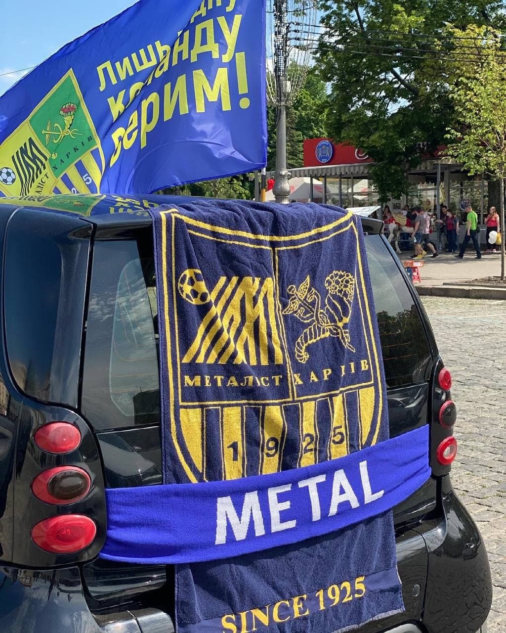 У Харкові футбольні фанати вийшли на вулиці привітати повернення ФК "Металіст" 1