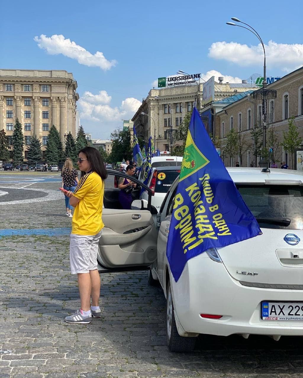 У Харкові футбольні фанати вийшли на вулиці привітати повернення ФК "Металіст" 2