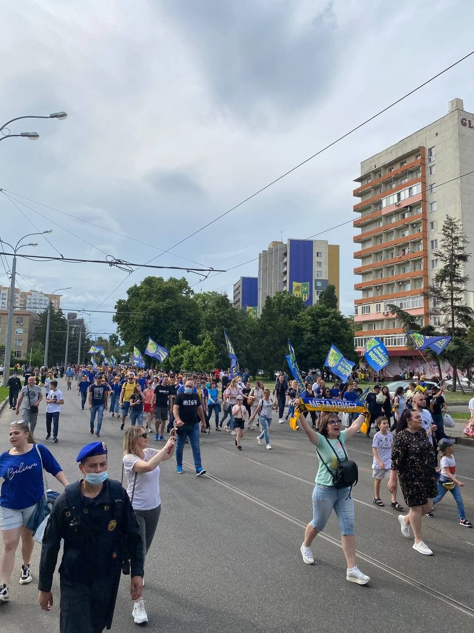 У Харкові футбольні фанати вийшли на вулиці привітати повернення ФК "Металіст" 4