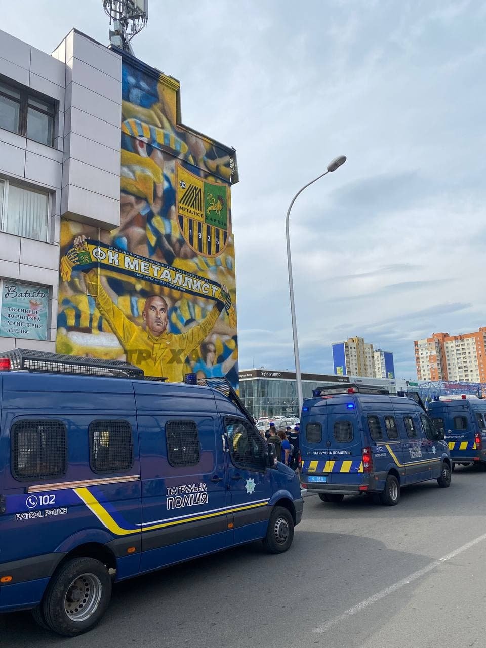 У Харкові футбольні фанати вийшли на вулиці привітати повернення ФК "Металіст" 7