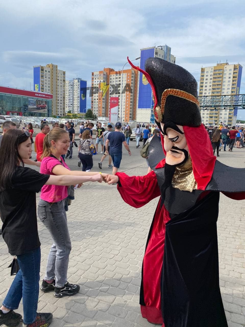 У Харкові футбольні фанати вийшли на вулиці привітати повернення ФК "Металіст" 9