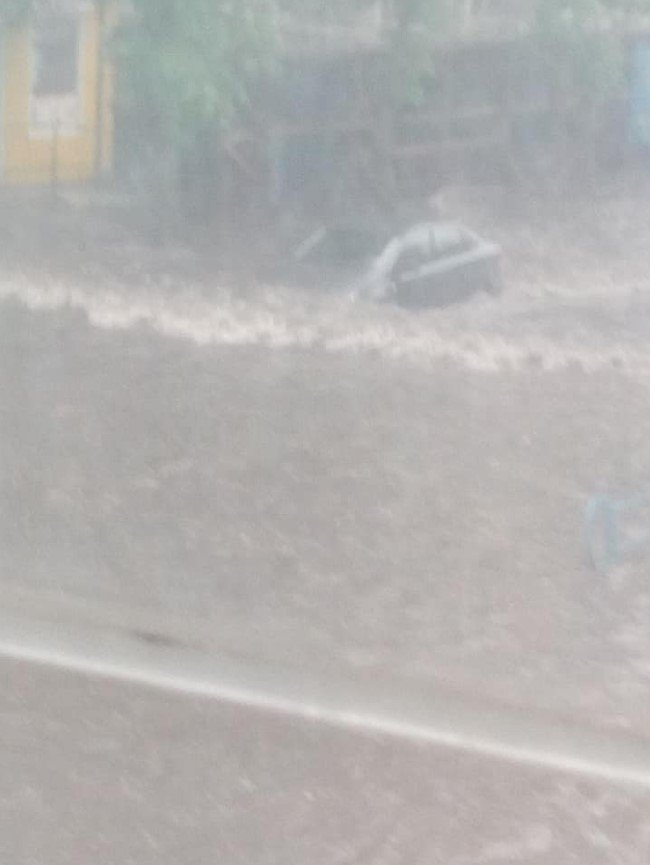 У Житомирі після дощу затопило вулиці, люди пересуваються на надувних матрацах і гідроскутерах 1