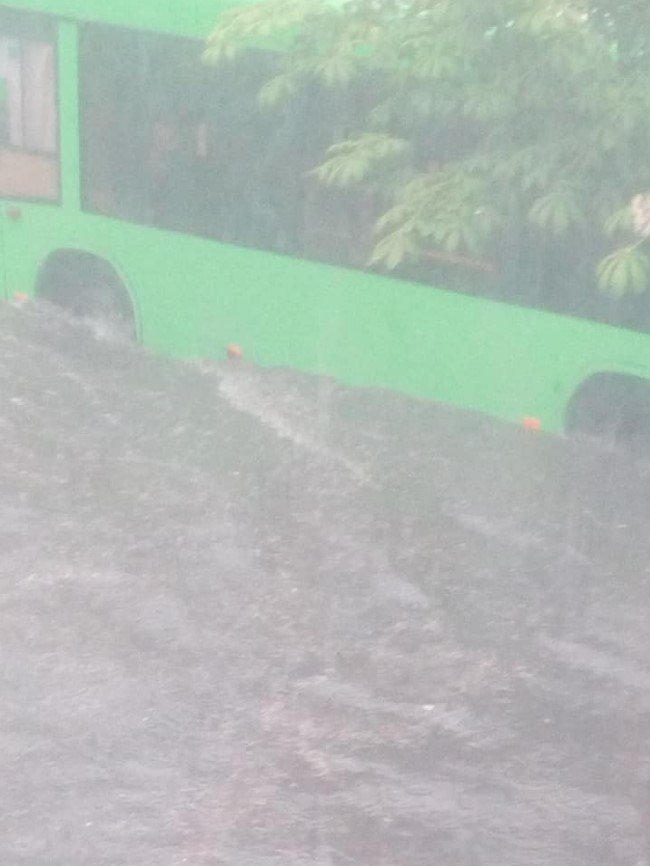 У Житомирі після дощу затопило вулиці, люди пересуваються на надувних матрацах і гідроскутерах 2