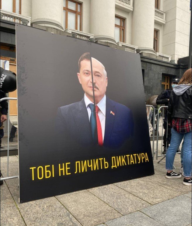 Без фаєрів, але з плакатами: під Офісом президента пройшла акція на підтримку Стерненка 1