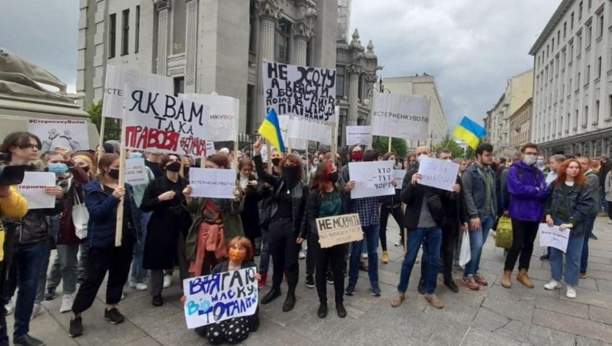Без фаєрів, але з плакатами: під Офісом президента пройшла акція на підтримку Стерненка 4