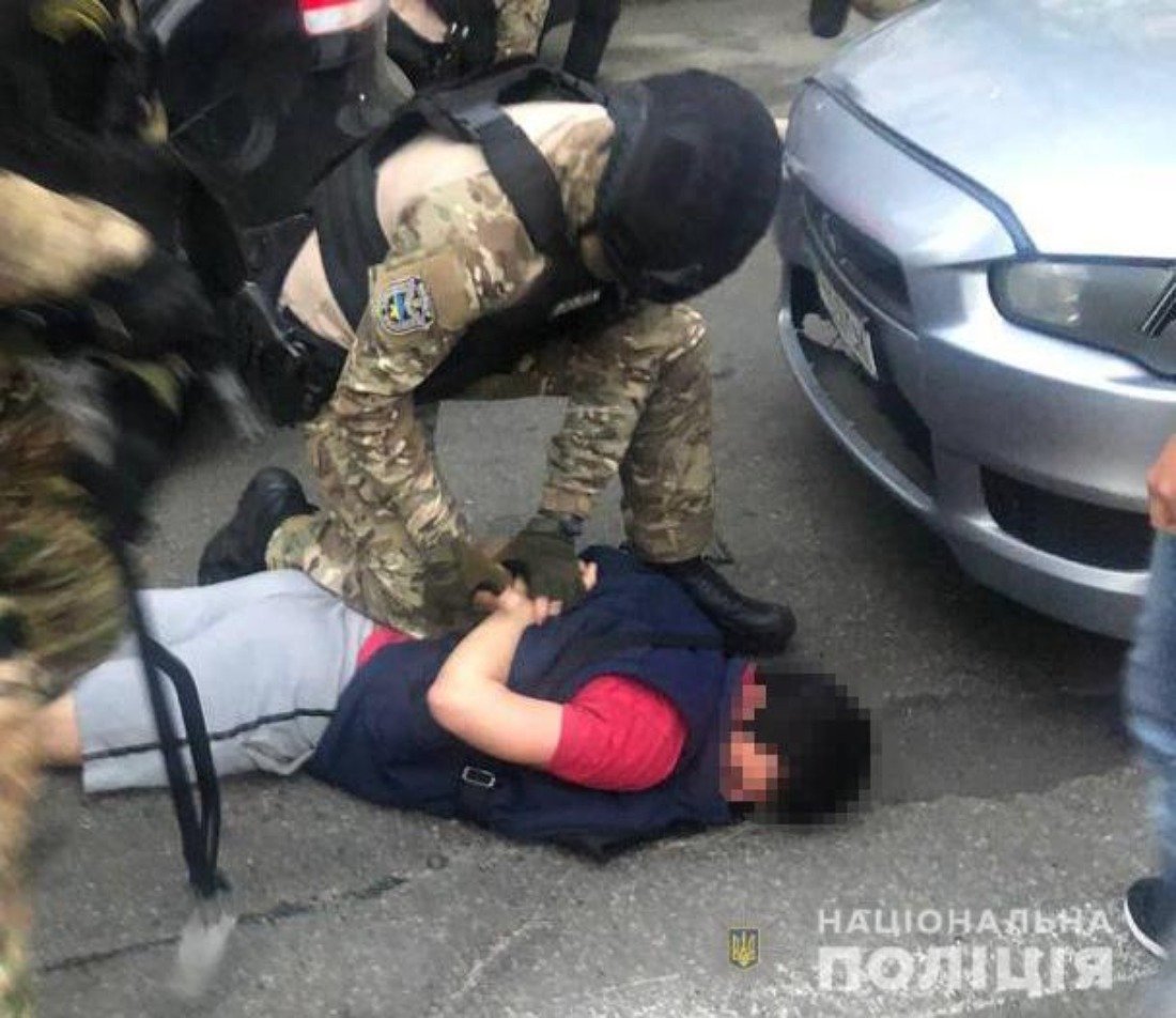 Заставляли отдать несуществующий долг: в Киеве четверо мужчин похитили и избили женщину 1