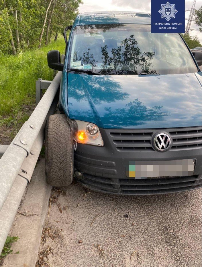 На трассе Киев — Одесса легковушка протаранила отбойник из-за разрыва колеса, а тело водителя выкинуло в кювет 1