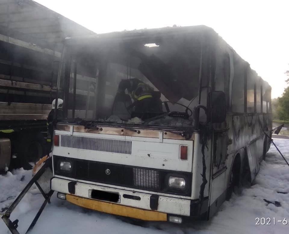 Во Львовской области посреди дороги дотла сгорел автобус: огонь перекинулся на грузовик 6