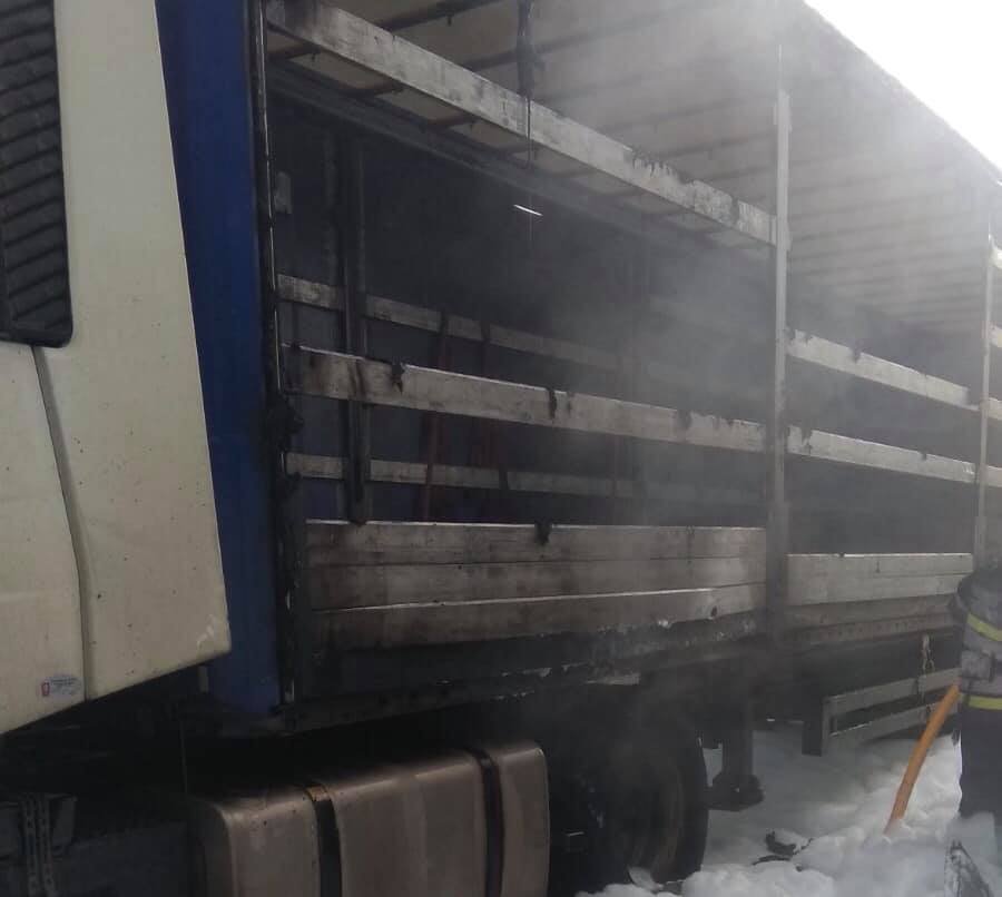 Во Львовской области посреди дороги дотла сгорел автобус: огонь перекинулся на грузовик 5