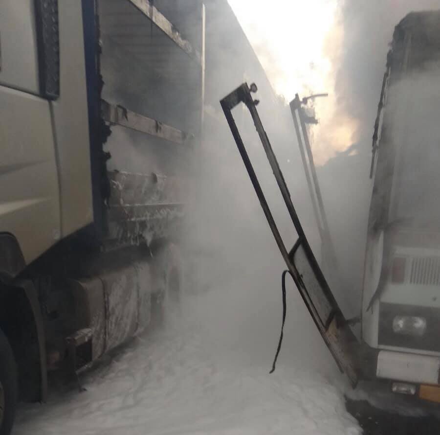 Во Львовской области посреди дороги дотла сгорел автобус: огонь перекинулся на грузовик 4