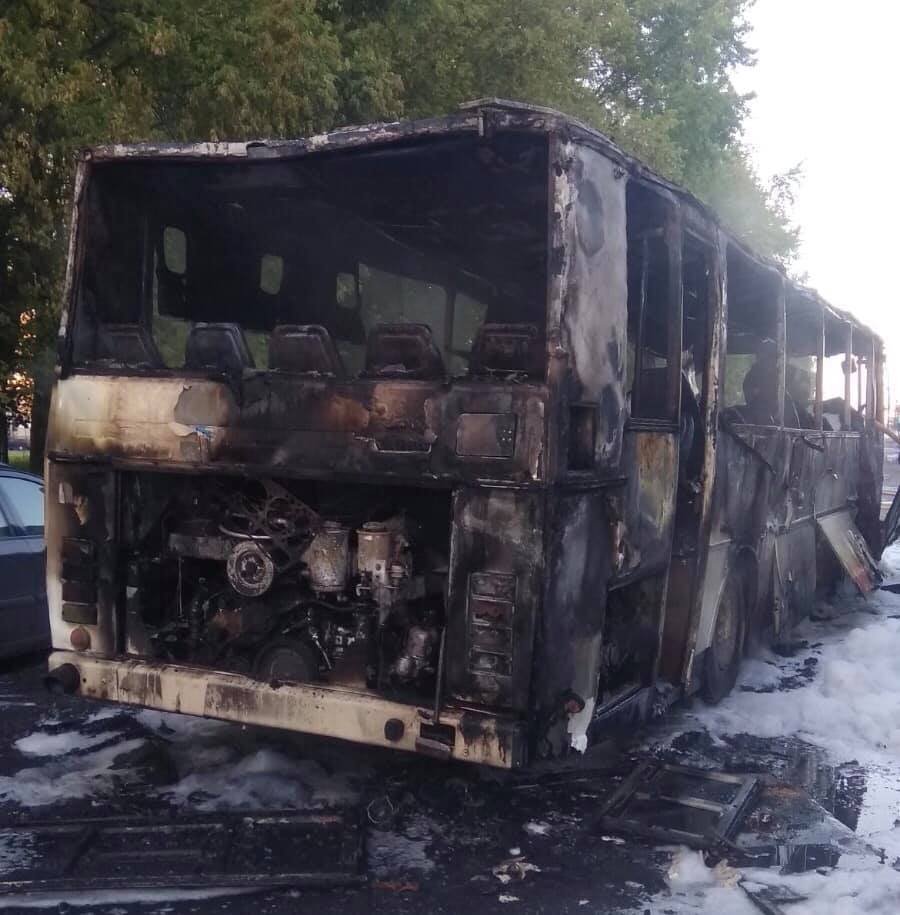 Во Львовской области посреди дороги дотла сгорел автобус: огонь перекинулся на грузовик 3