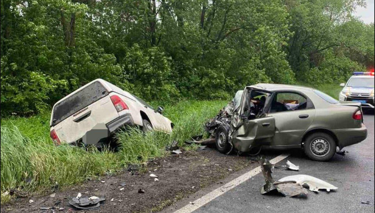 В Харьковской области авто после ДТП превратилось в груду метала: три человека погибли 1