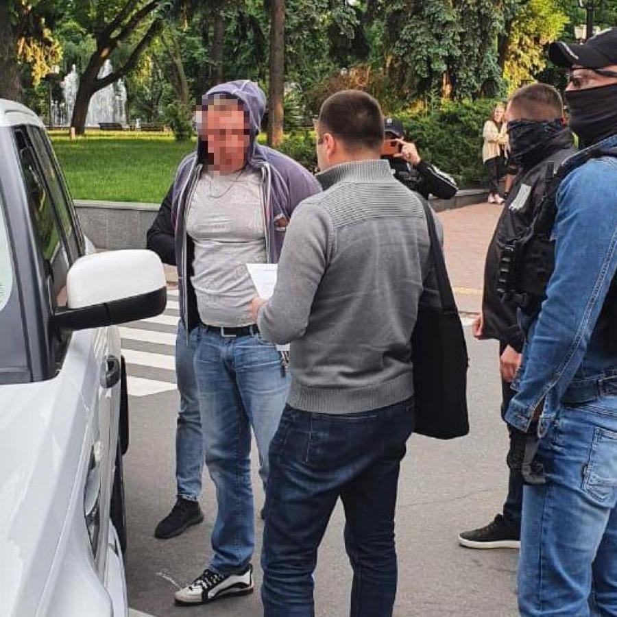 Замглавы Черниговской ОГА попался на взятке. За 160 тысяч долларов он хотел помочь мужчине приватизировать отельный комплекс 1
