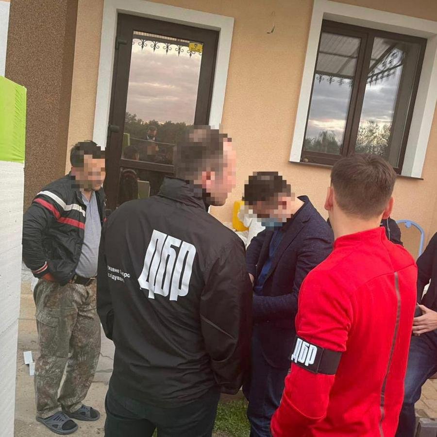 Замглавы Черниговской ОГА попался на взятке. За 160 тысяч долларов он хотел помочь мужчине приватизировать отельный комплекс 3