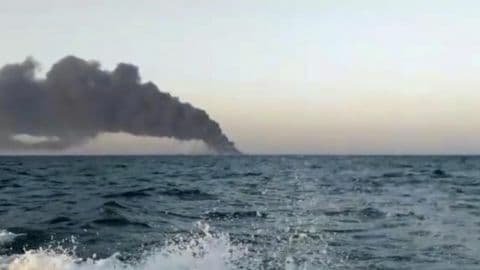 У затоці Омана загорівся й затонув військовий корабель Ірану 1