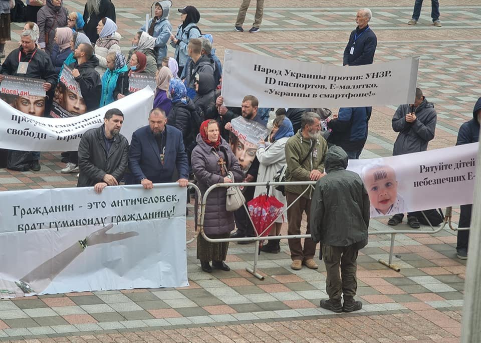 «ЧИП — число имени предателя»: под Радой протестуют против ID-паспортов 1
