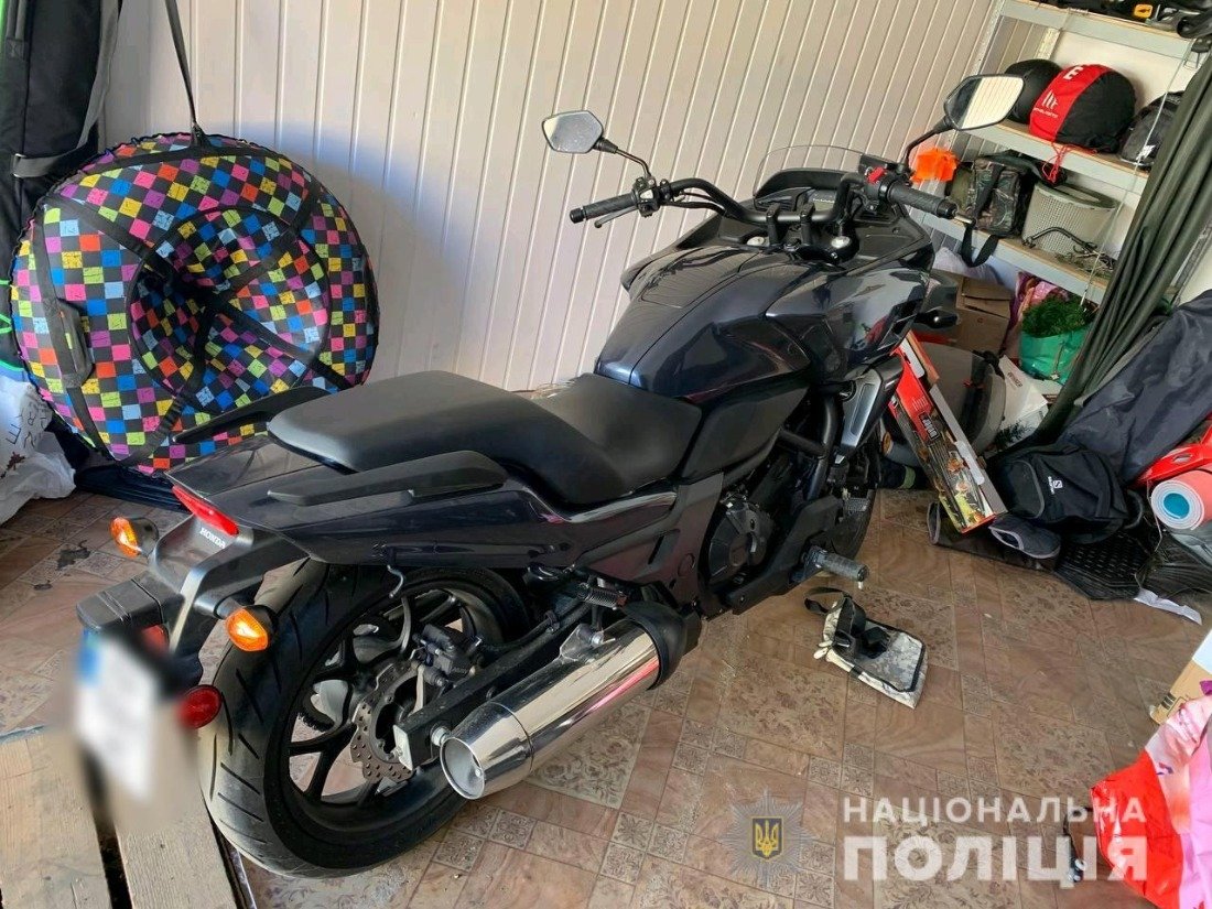 Провели 58 обысков и забрали 12 элитных авто: в Украине задержали мошенников «продававших» несуществующие топливо и удобрения 2