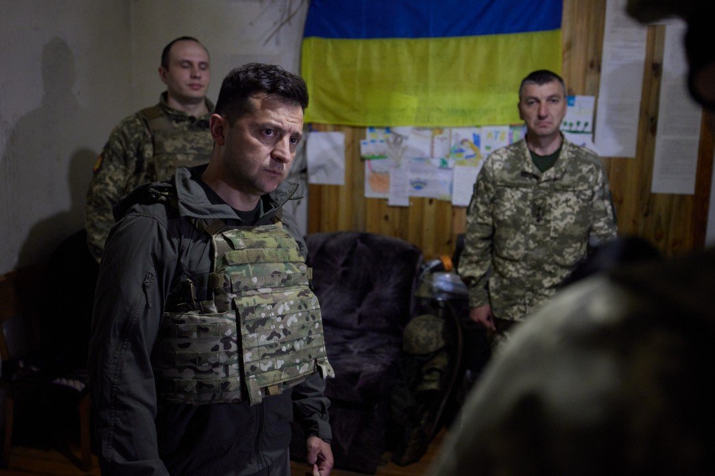 Зеленский на передовой вручил бойцам ценные награды и подарки 3