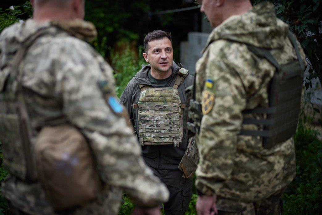 Зеленский на передовой вручил бойцам ценные награды и подарки 2