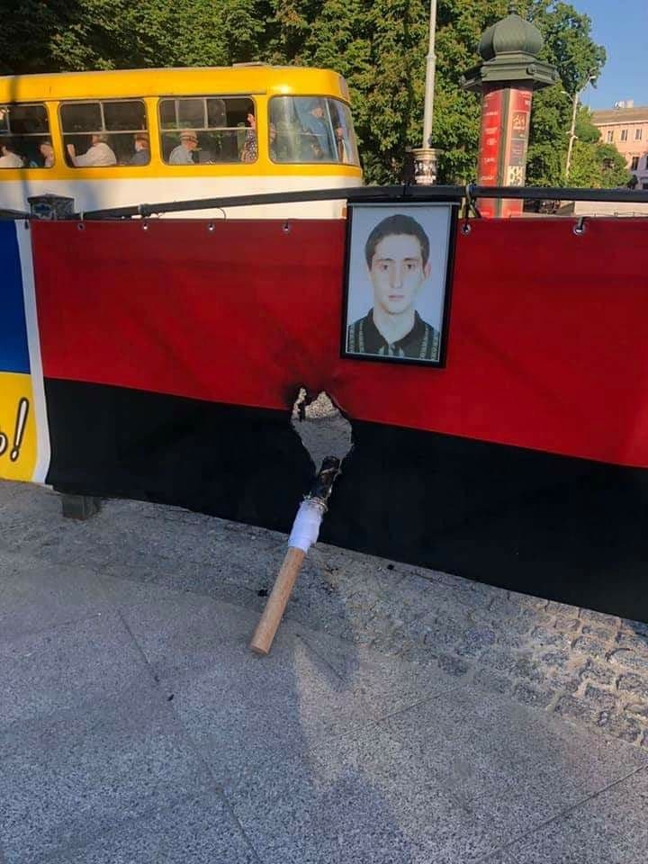В центре Одессы сепаратисты подожгли красно-чёрный флаг 1