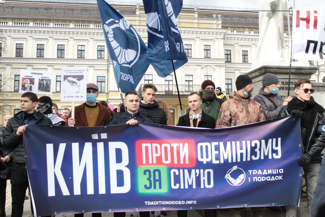Против конвенции и феминизма Против конвенции и феминизма