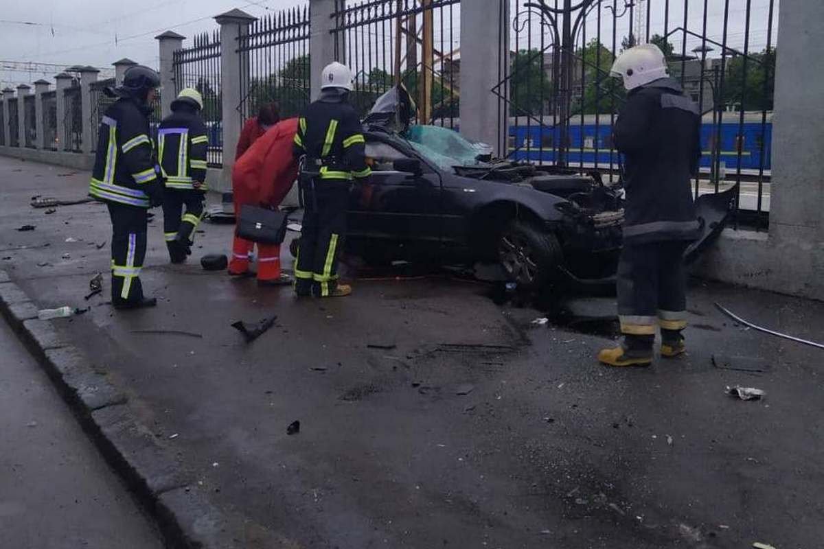 Водитель и пассажир автомобиля погибли на месте происшествия