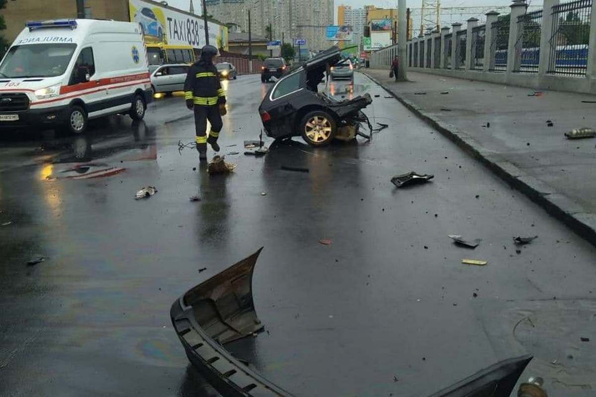 На месте ДТП работали сотрудники службы спасения и патрульные полицейские