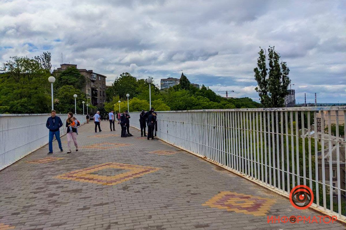 В Одессе больше часа спасали мужчину, который хотел сброситься с моста на дорогу 2