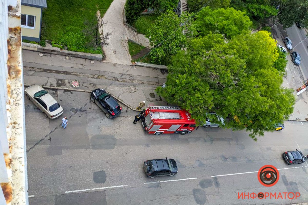 В Одессе больше часа спасали мужчину, который хотел сброситься с моста на дорогу 1