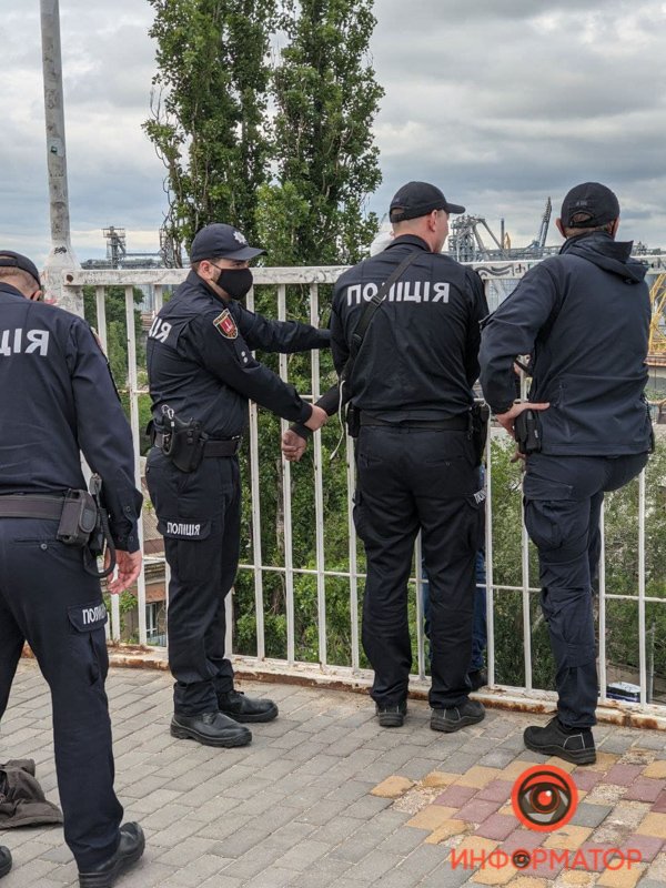 В Одессе больше часа спасали мужчину, который хотел сброситься с моста на дорогу 3