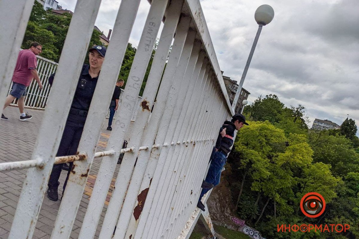 В Одессе больше часа спасали мужчину, который хотел сброситься с моста на дорогу 4